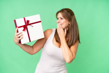 Orta yaşlı, beyaz bir kadının, izole edilmiş bir geçmişi var. Şaşırmış ve şok olmuş bir yüz ifadesi var.