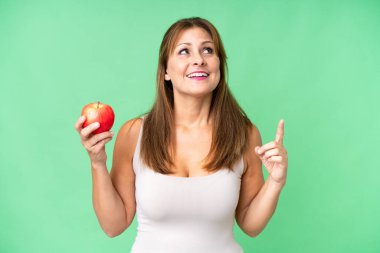 Soyutlanmış geçmişi olan orta yaşlı bir kadın parmağını kaldırarak çözümü bulmaya çalışıyor.