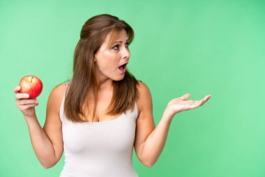 Yüzünde sürpriz bir ifade olan, soyutlanmış bir geçmişi olan orta yaşlı bir kadın.