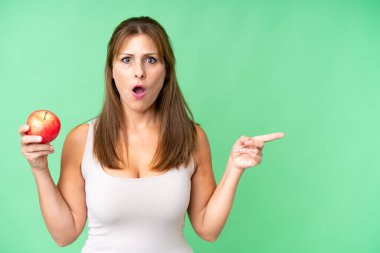 Soyutlanmış bir geçmişi olan orta yaşlı bir kadın şaşırmış ve işaret ediyor.