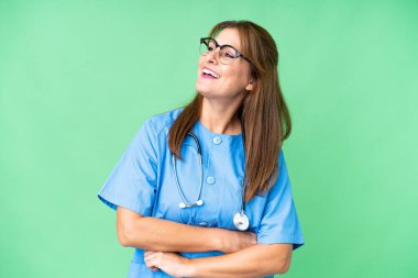 Mutlu ve gülümseyen orta yaşlı bir hemşire.