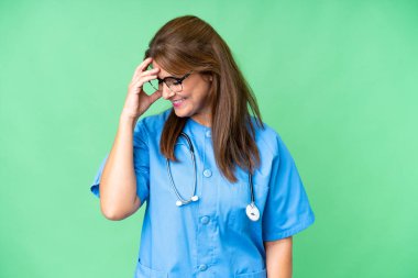 Orta yaşlı kadın, izole bir geçmişle gülüyor.