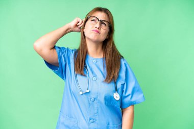 Tecrit edilmiş orta yaşlı kadın hemşire. Şüpheleri var ve kafası karışık.