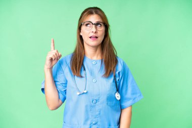 Orta yaşlı bir hemşire, izole edilmiş bir geçmişi var. Çözümü, parmağını kaldırırken fark etmeyi amaçlıyor.