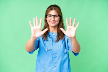 Soyutlanmış geçmişi olan orta yaşlı bir hemşire. Parmaklarıyla 10 kişi sayıyor.