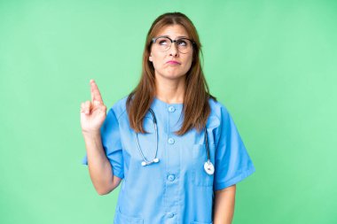 Orta yaşlı hemşirenin izole bir geçmişi var. Şans diliyor ve en iyisini diliyor.