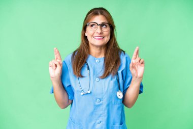 Orta yaşlı hemşirenin izole bir geçmişi var.