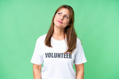 Orta yaşlı gönüllü bir kadın izole edilmiş bir geçmişi araştırırken bir fikir düşünüyor.