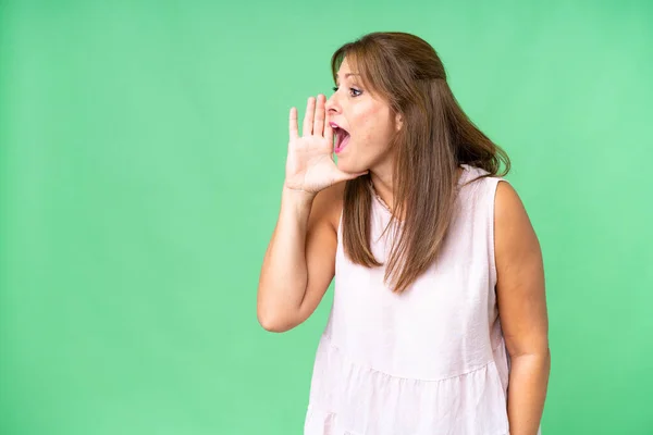 Kobieta Średnim Wieku Nad Odosobnionym Tle Krzyczy Szeroko Otwartymi Ustami — Zdjęcie stockowe