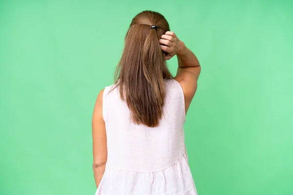 中年妇女背对背 思维超脱孤立的背景 — 图库照片