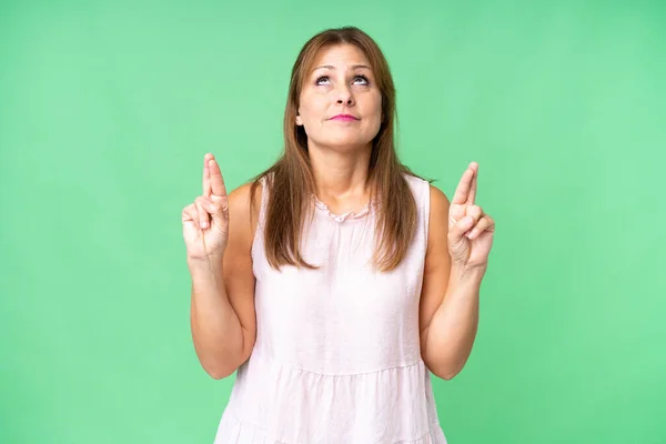 Middle Age Woman Isolated Background Fingers Crossing Wishing Best — Stock Photo, Image