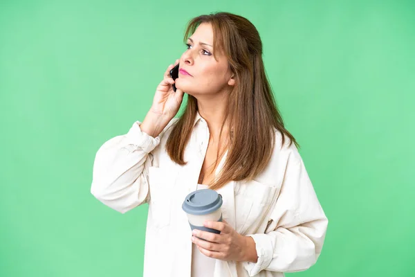 Donna Mezza Età Sfondo Isolato Con Caffè Portare Cellulare — Foto Stock