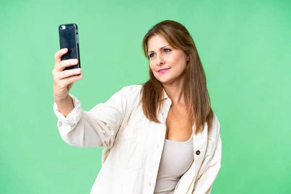 Donna Mezza Età Sfondo Isolato Facendo Selfie — Foto Stock