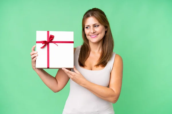 Middle Age Caucasian Woman Holding Gift Isolated Background Happy Expression — Stock fotografie