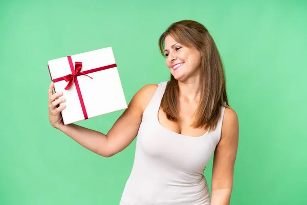 Middle Age Caucasian Woman Holding Gift Isolated Background Happy Expression — Stockfoto