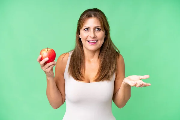Frau Mittleren Alters Mit Einem Apfel Vor Isoliertem Hintergrund Mit — Stockfoto