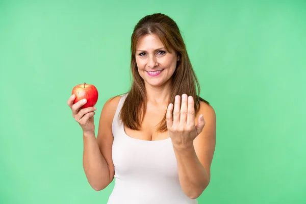 Frau Mittleren Alters Mit Einem Apfel Vor Isoliertem Hintergrund Der — Stockfoto