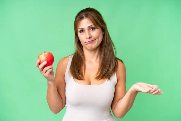 Femme Âge Moyen Avec Une Pomme Sur Fond Isolé Faisant — Photo