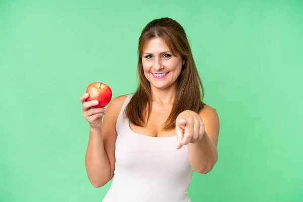 Frau Mittleren Alters Mit Einem Apfel Vor Isoliertem Hintergrund Zeigt — Stockfoto