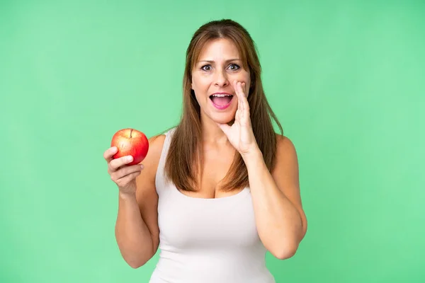 Femme Âge Moyen Avec Une Pomme Sur Fond Isolé Criant — Photo