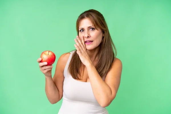 Frau Mittleren Alters Mit Einem Apfel Vor Isoliertem Hintergrund Flüstert — Stockfoto