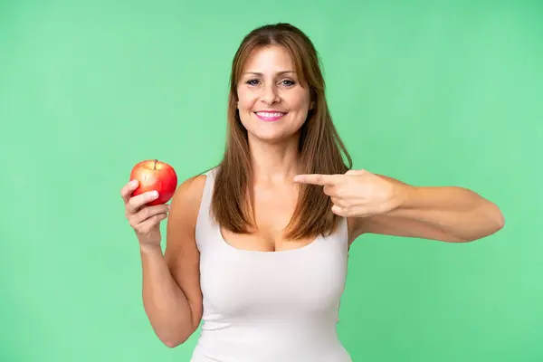 Frau Mittleren Alters Mit Einem Apfel Über Isoliertem Hintergrund Und — Stockfoto