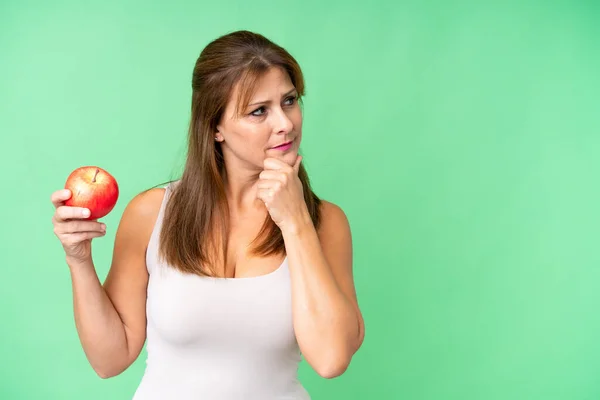 Frau Mittleren Alters Mit Einem Apfel Vor Isoliertem Hintergrund Die — Stockfoto