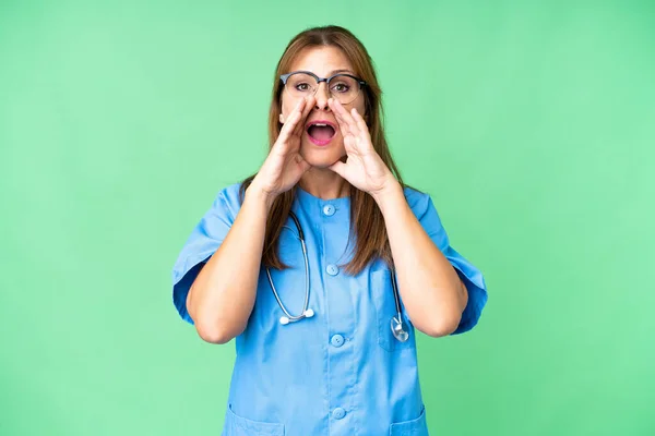 Middelbare Leeftijd Verpleegster Vrouw Geïsoleerde Achtergrond Schreeuwen Aankondigen Iets — Stockfoto