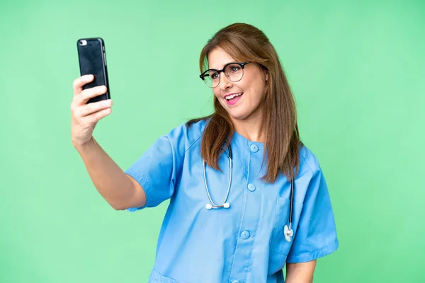 Krankenschwester Mittleren Alters Frau Über Isolierten Hintergrund Macht Ein Selfie — Stockfoto