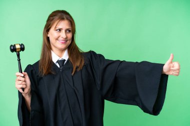 İzole edilmiş geçmişi olan beyaz bir kadın jestini onaylıyor.