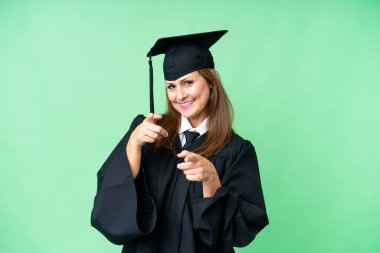 Orta yaşlı üniversite mezunu, izole bir geçmişi olan, cepheye bakan ve gülümseyen bir kadın.