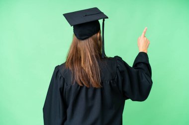 İzole bir geçmişi olan orta yaşlı üniversite mezunu bir kadın işaret parmağıyla işaret ediyor.