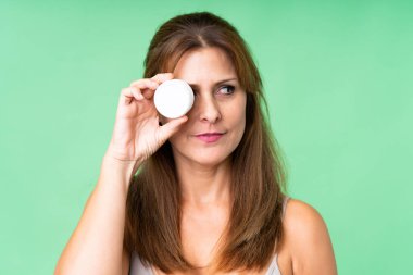 Nemlendirici ile soyutlanmış orta yaşlı bir kadın.