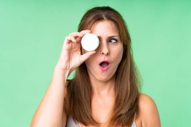 Nemlendirici ve şaşırtıcıyla soyutlanmış orta yaşlı kadın.