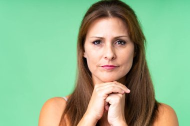 Tecrit edilmiş orta yaşlı bir kadın. Portre