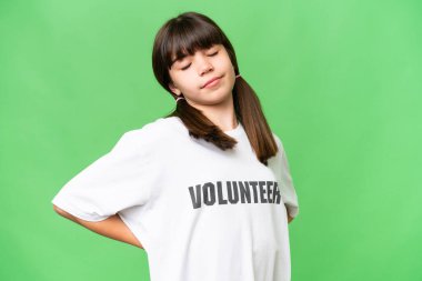 Küçük gönüllü kız, izole edilmiş geçmişinde çabaladığı için sırt ağrısı çekiyor.