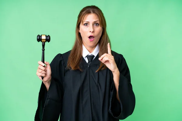 Judge Caucasian Woman Isolated Background Intending Realizes Solution While Lifting — 스톡 사진