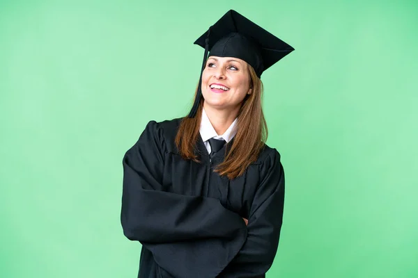 Μέση Ηλικία Απόφοιτος Πανεπιστημίου Γυναίκα Πάνω Από Απομονωμένη Φόντο Χαρούμενος — Φωτογραφία Αρχείου