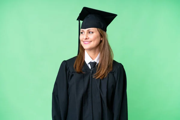 Edad Media Mujer Graduada Universitaria Sobre Fondo Aislado Mirando Lado — Foto de Stock