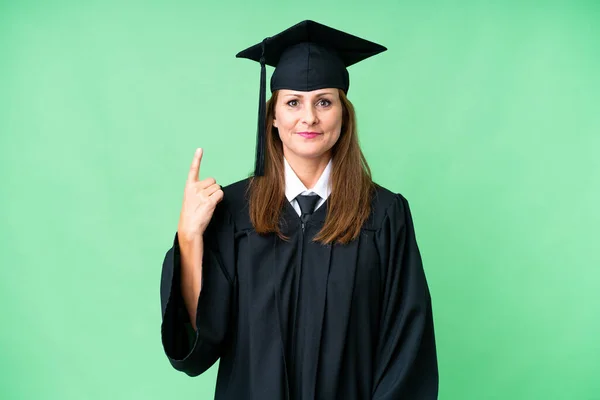 Mujer Graduada Universitaria Mediana Edad Sobre Fondo Aislado Apuntando Con — Foto de Stock