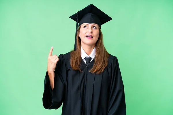 Mulher Graduação Universitária Meia Idade Sobre Fundo Isolado Apontando Para — Fotografia de Stock