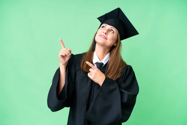 Mulher Graduação Universitária Meia Idade Sobre Fundo Isolado Apontando Com — Fotografia de Stock