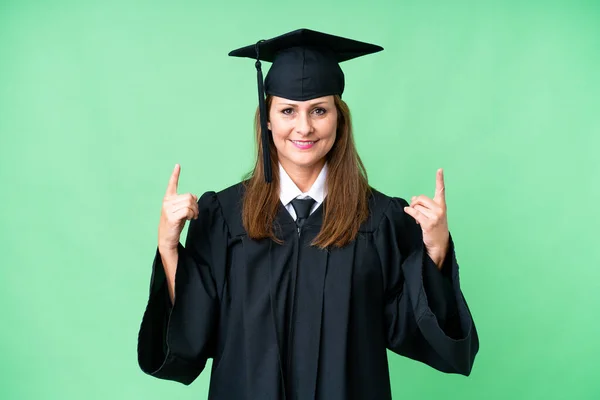 Edad Media Mujer Graduada Universitaria Sobre Fondo Aislado Apuntando Una —  Fotos de Stock