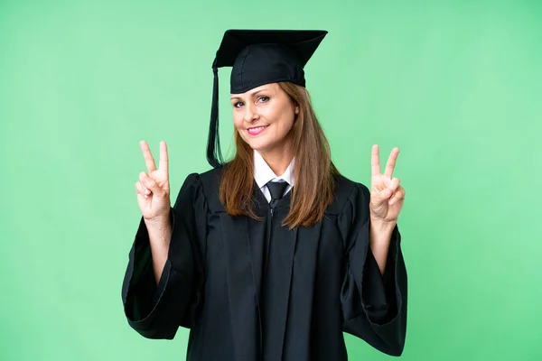 Edad Media Mujer Graduada Universitaria Sobre Fondo Aislado Mostrando Signo — Foto de Stock