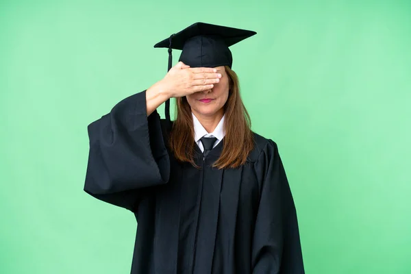 Vysokoškolačka Středního Věku Promovala Nad Izolovaným Pozadím Zakryla Oči Rukama — Stock fotografie
