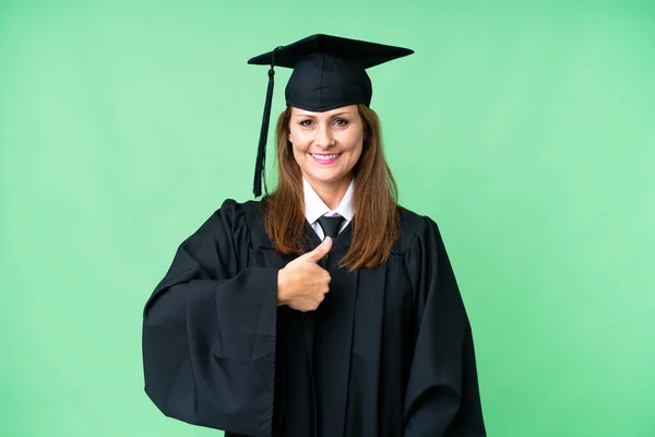 Edad Media Mujer Graduada Universitaria Sobre Fondo Aislado Dando Gesto — Foto de Stock