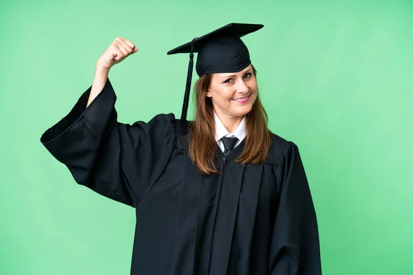 Edad Media Mujer Graduada Universitaria Sobre Fondo Aislado Haciendo Fuerte — Foto de Stock
