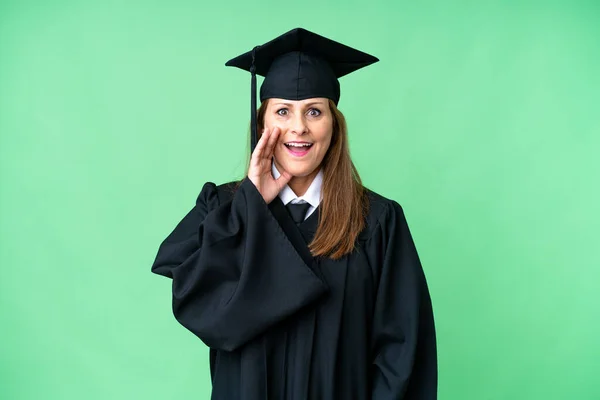 Mulher Graduação Universitária Meia Idade Sobre Fundo Isolado Com Surpresa — Fotografia de Stock