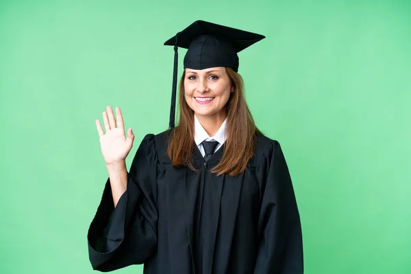 Mulher Graduação Universitária Meia Idade Sobre Fundo Isolado Saudando Com — Fotografia de Stock