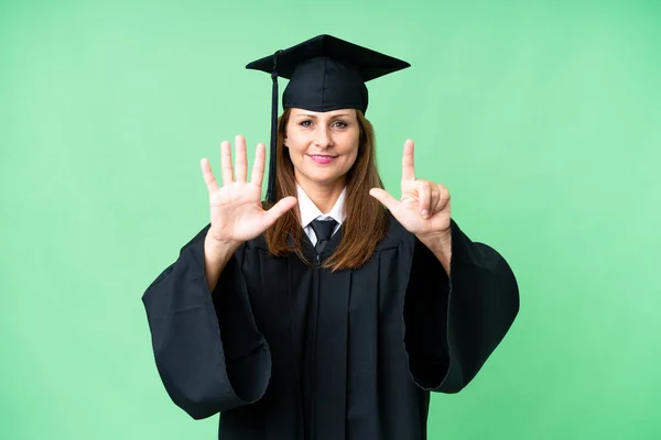Edad Media Mujer Graduada Universitaria Sobre Fondo Aislado Contando Siete — Foto de Stock